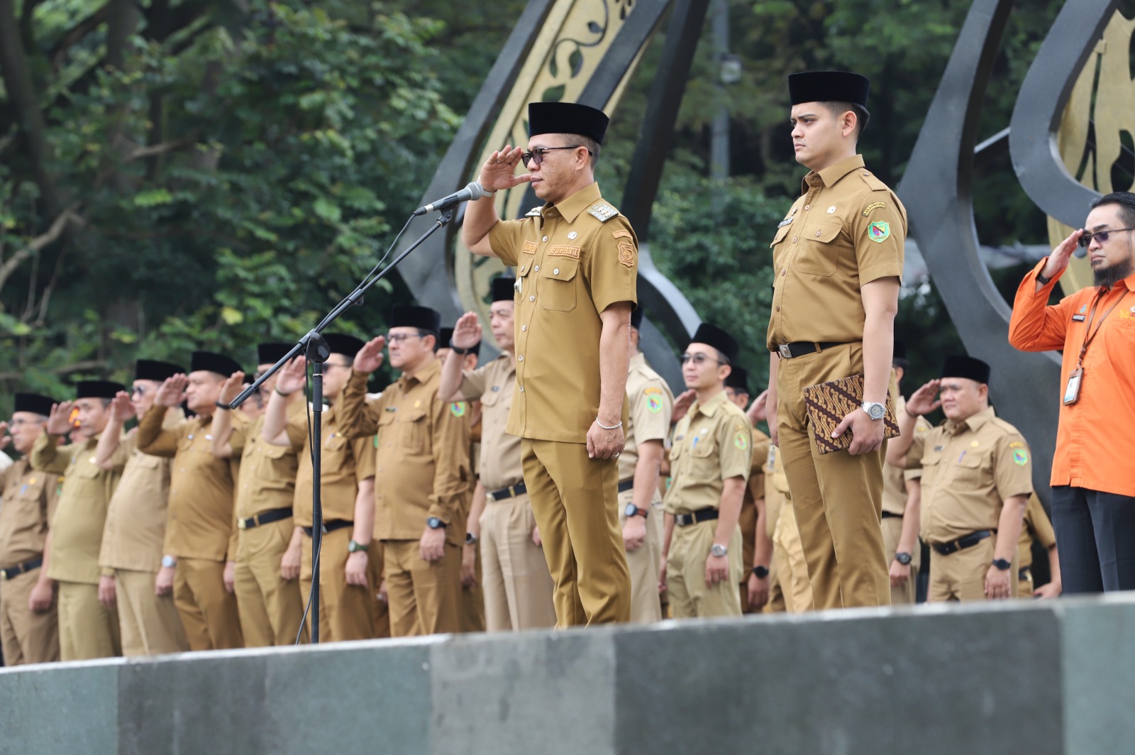 bupati-bandung-kang-dadang-supriatna-memimpin-apel-pagi-asn-sekaligus-grand-launching-sensus-ekonomi-2026-di-lapangan-upakarti-soreang