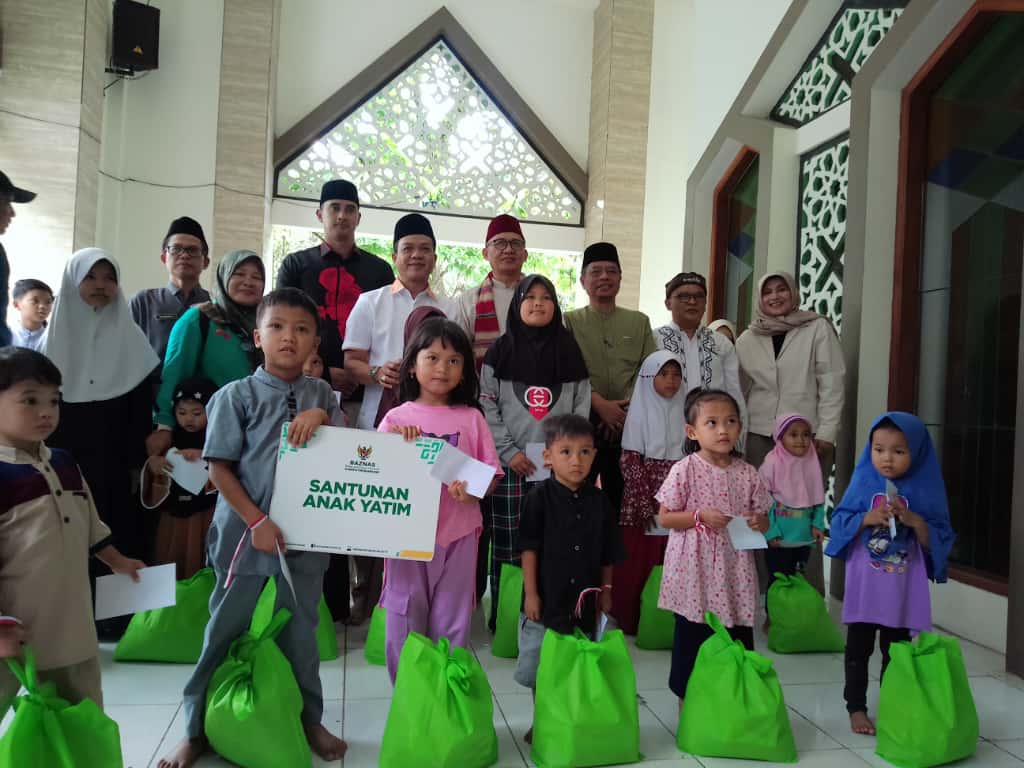 bupati-bandung-beserta-wakil-bupati-bandung-memberikan-santunan-kepada-anak-anak-yatim