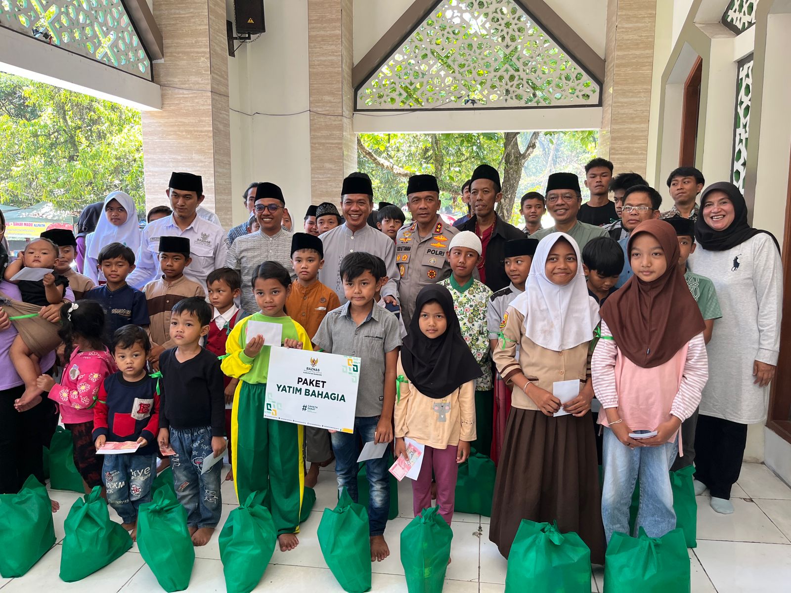 bupati-bandung-dan-kapolda-jabar-berikan-santunan-kepada-anak-yatim-di-masjid-al-fathu-soreang