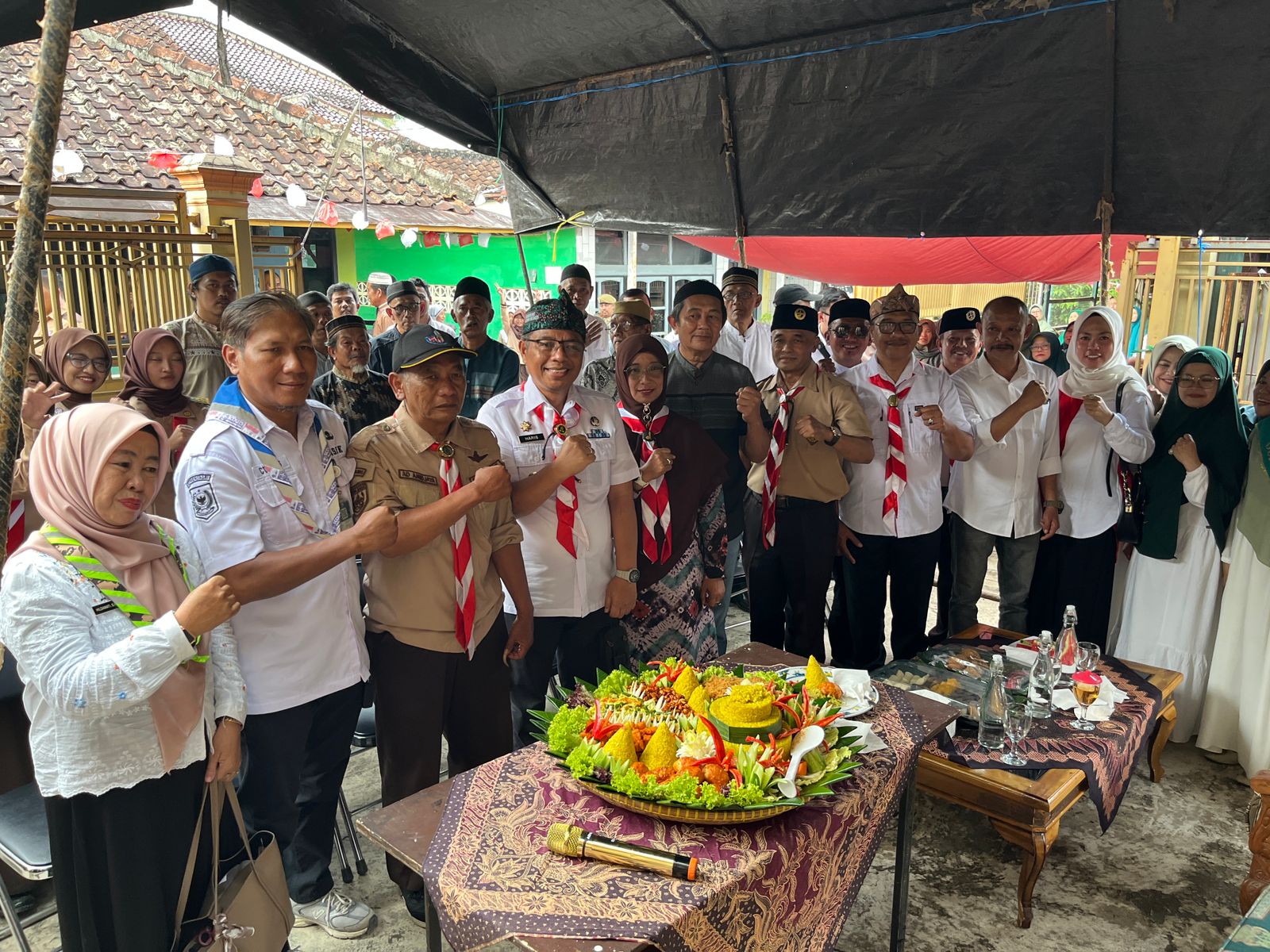 ketua-kwarcab-kabupaten-bandung-resmikan-pembangunan-mck-dan-septic-tank-di-desa-soreang