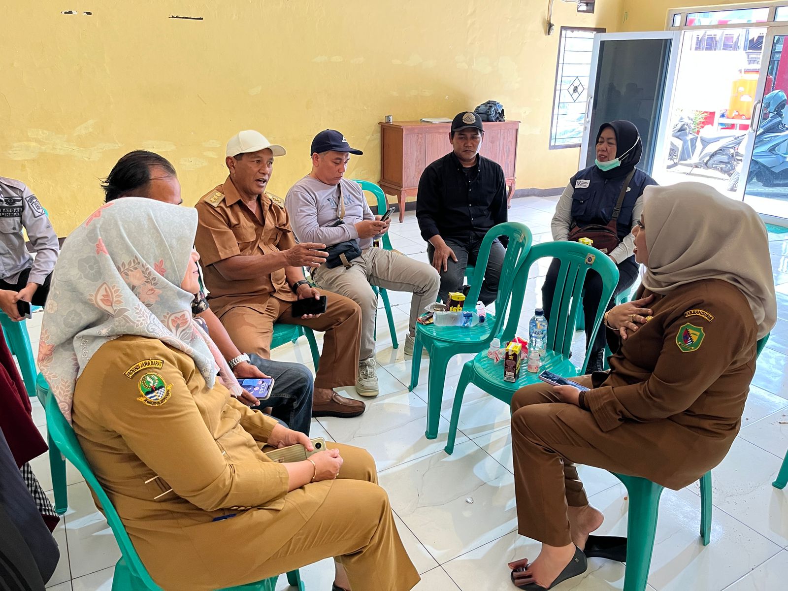 pemerintah-kecamatan-soreang-melalui-tim-monitoring-dan-evaluasi-monev-melaksanakan-kegiatan-monitoring-evaluasi-monev-pengelolaan-bantuan-keuangan-desa-di-desa-sekarwangi