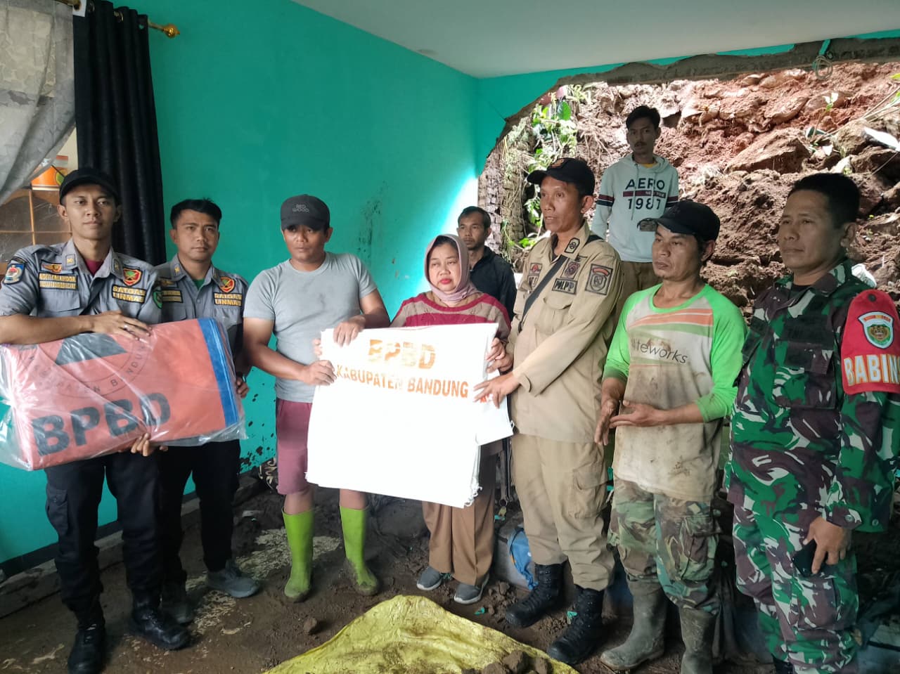 satpol-pp-dan-satgas-linmas-kecamatan-soreang-tinjau-dan-salurkan-bantuan-ke-lokasi-longsor-di-desa-sukajadi