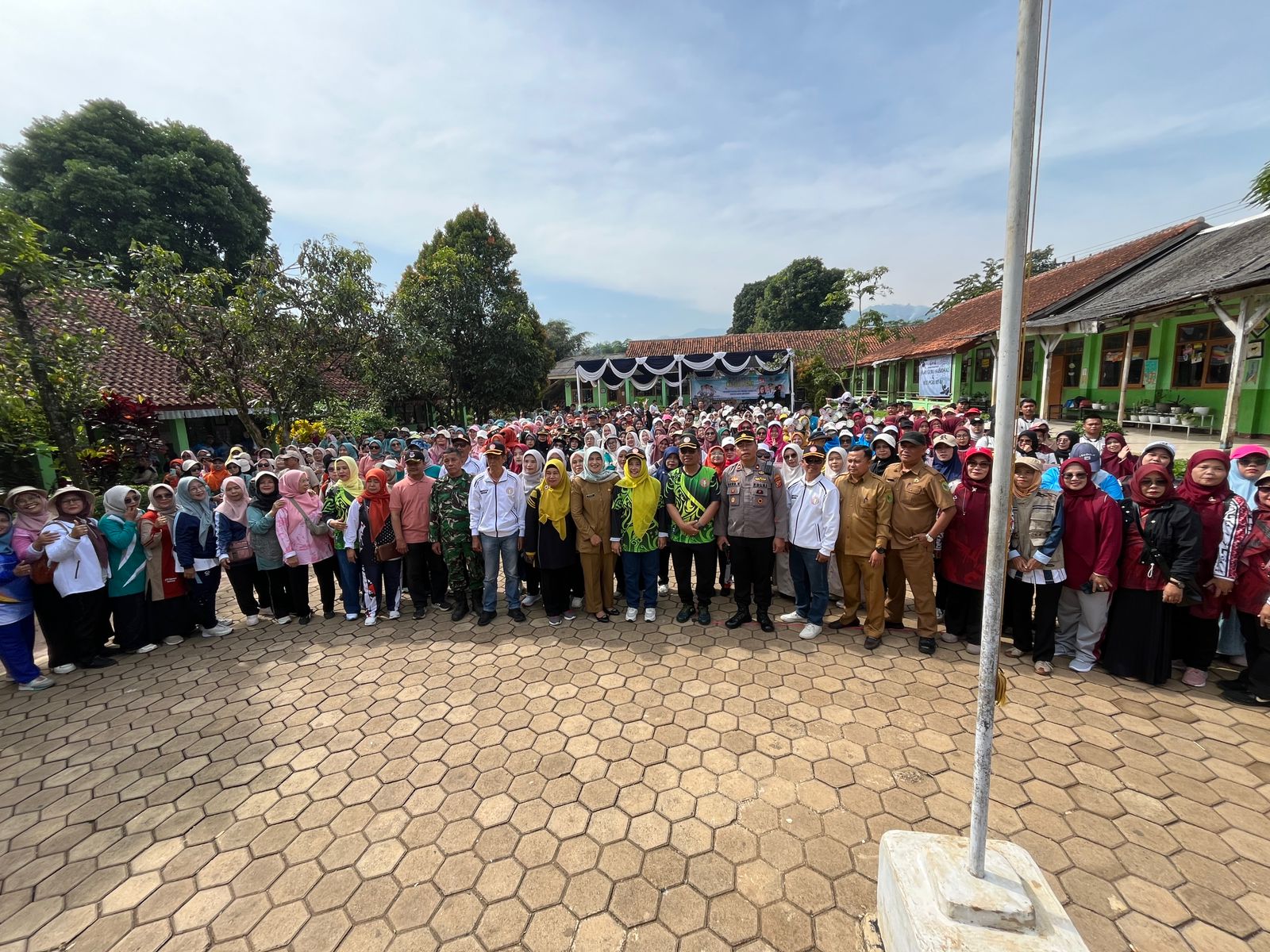 camat-soreang-hadiri-upacara-hari-guru-nasional-2025-peringatan-hari-pgri-ke-80-di-sdn-03-panyirapan