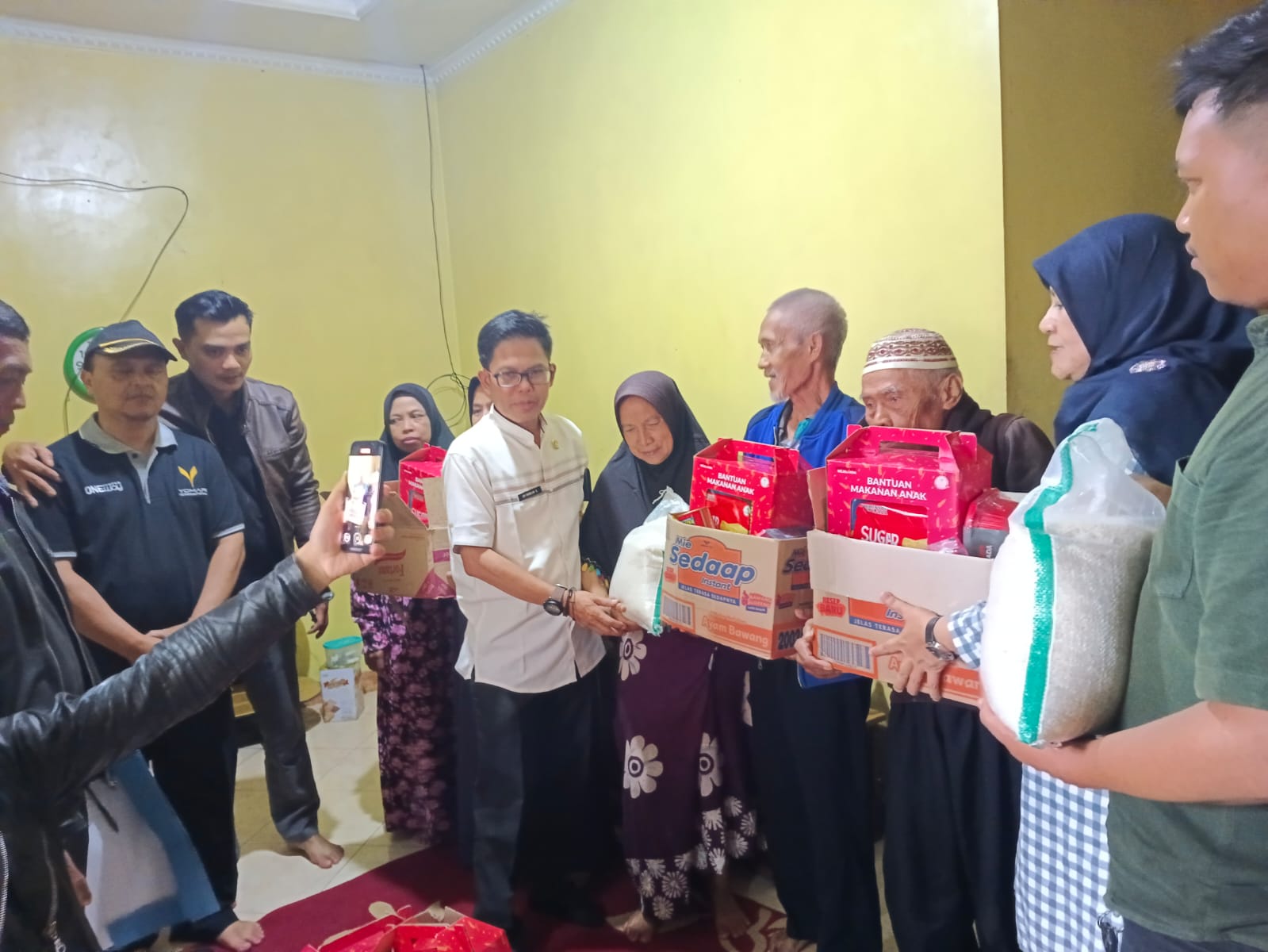 pemerintah-kecamatan-soreang-salurkan-bantuan-bencana-di-sejumlah-titik-di-wilayah-soreang