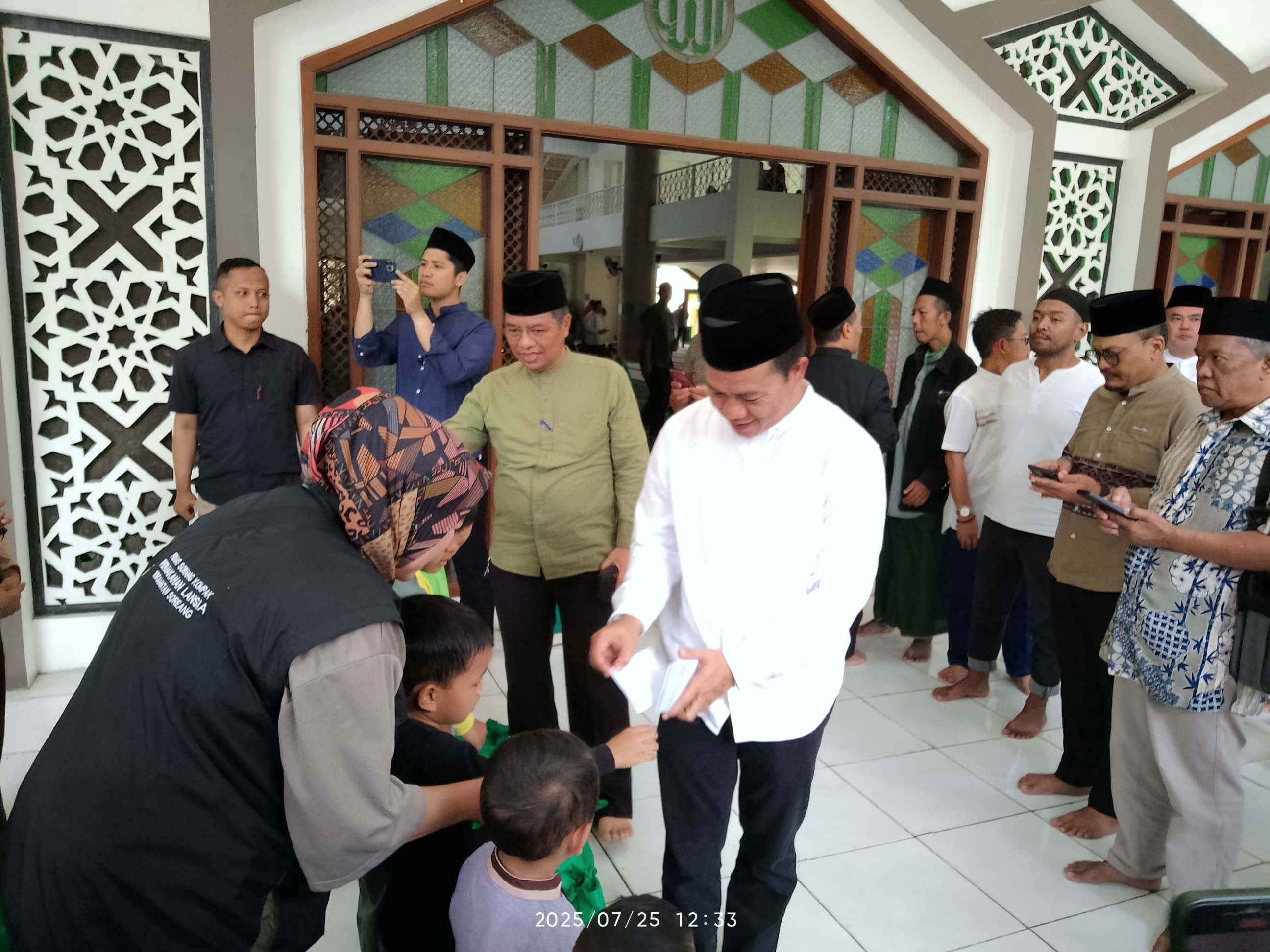 bupati-dan-wakil-bupati-bandung-laksanakan-shalat-jumat-dan-santunan-anak-yatim-di-masjid-al-fathu-soreang
