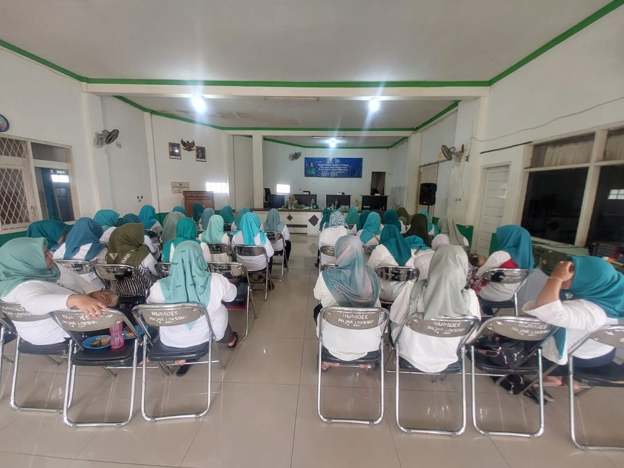 tp-pkk-desa-parungserab-gelar-sosialisasi-paaredi-cekas-pola-asuh-anak-dan-remaja-di-era-digital-cegah-kekerasan-sosialisasi-galeri-pelangi-berbasis-pada-anak