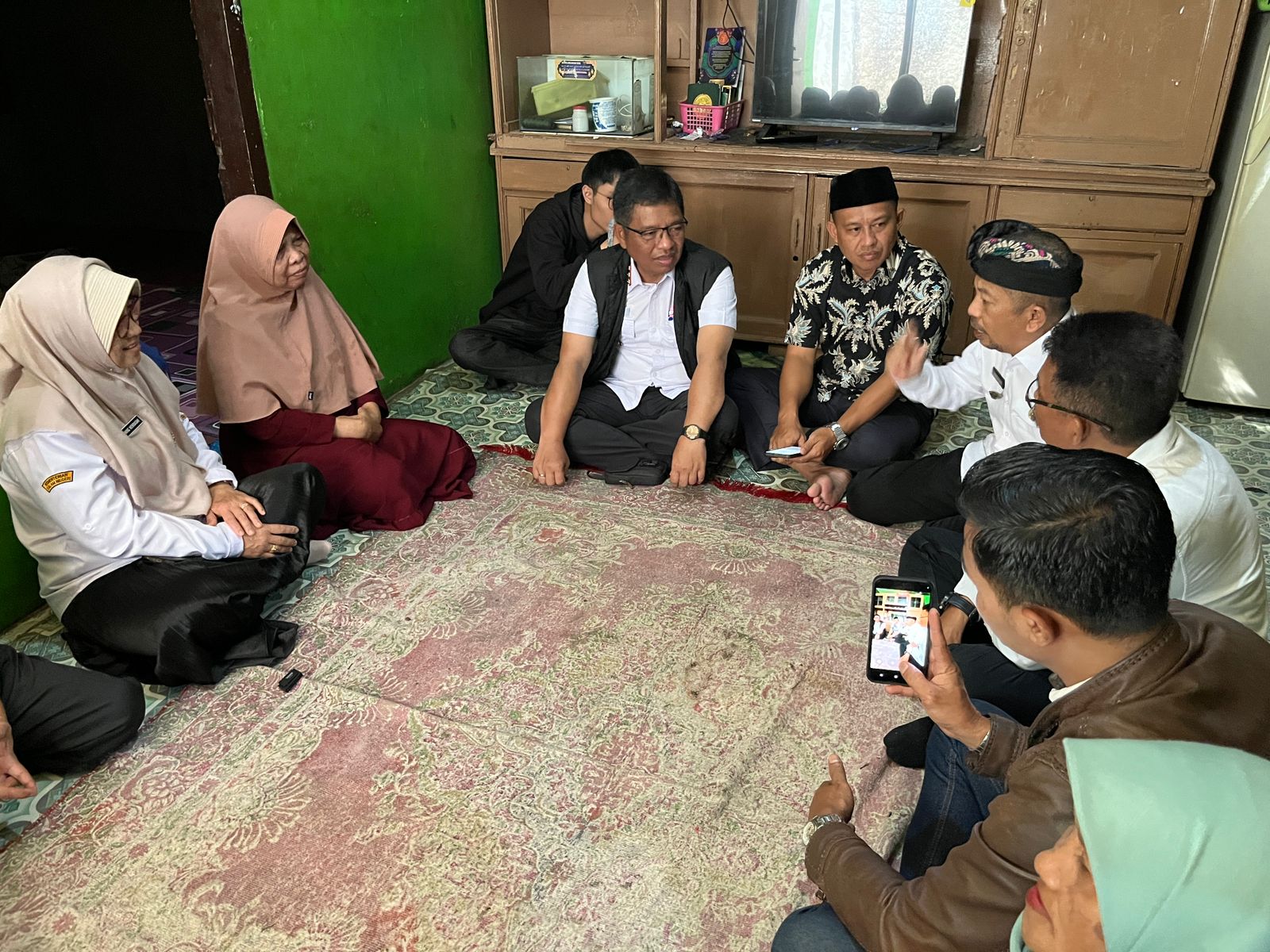 camat-soreang-dampingi-kadinsos-kabupaten-bandung-dalam-kunjungan-sosial-ke-rumah-nisa-anak-yang-mempunyai-kelainan-mental