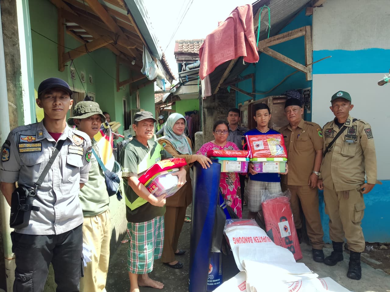 pemerintah-kecamatan-soreang-salurkan-bantuan-untuk-korban-rumah-roboh-di-desa-karamatmulya