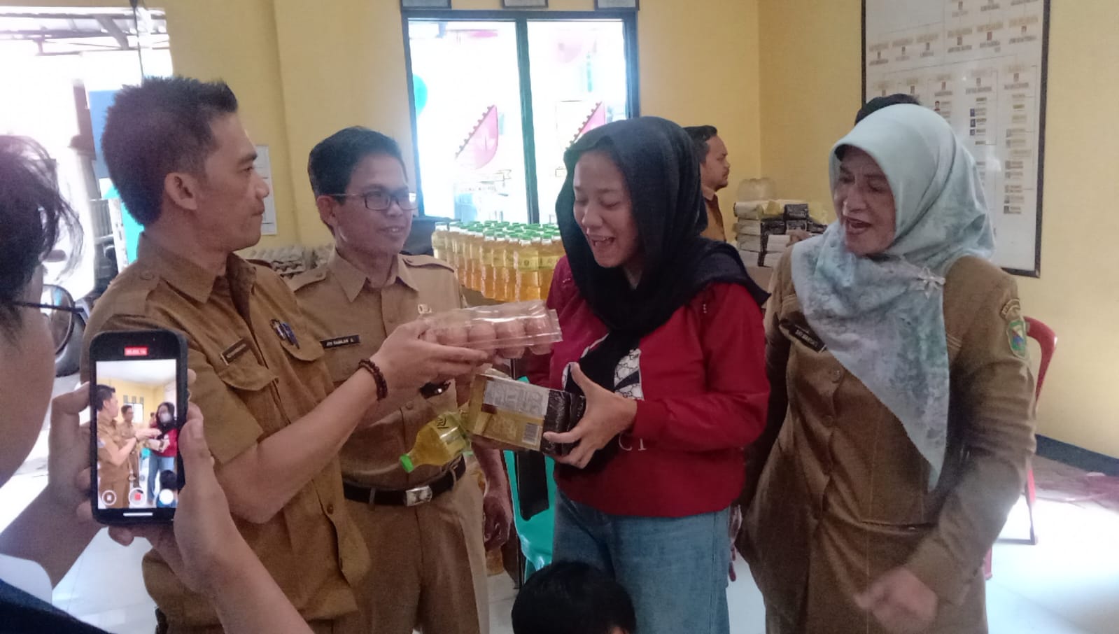 penyaluran-cadangan-pangan-pemerintah-cpp-di-desa-sadu-untuk-keluarga-berisiko-stunting