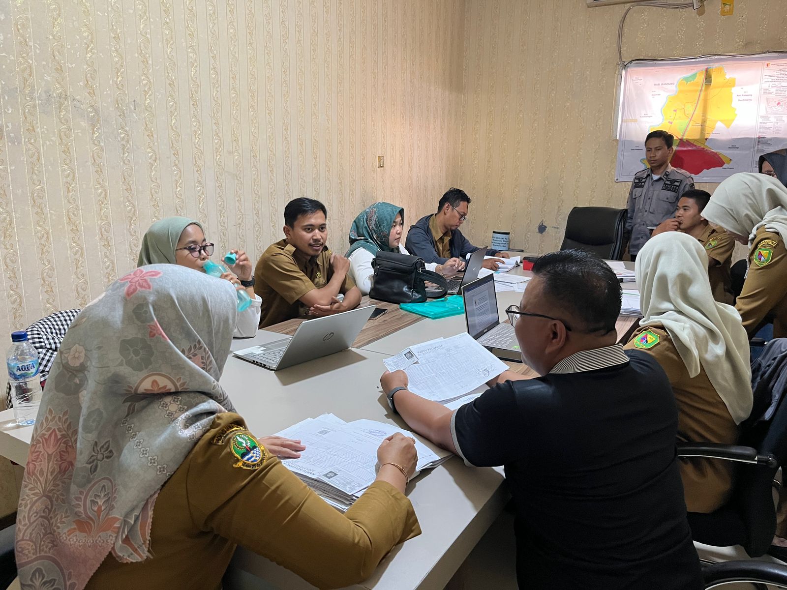 merintah-kecamatan-soreang-melalui-tim-monitoring-dan-evaluasi-monev-laksanakan-kegiatan-monitoring-evaluasi-pengelolaan-bantuan-keuangan-desa-di-desa-parungserab